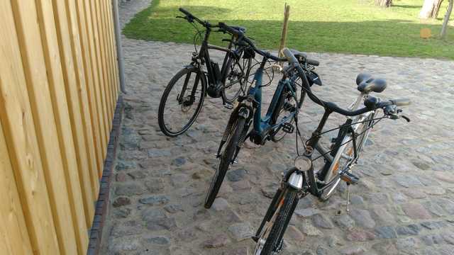zwei E-Fahrräder (Herren-u. Damenrad), sowie ei...
