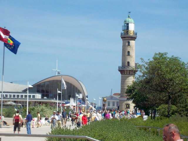 Die Promenade in Warnemünde mit keuchtturm und ...