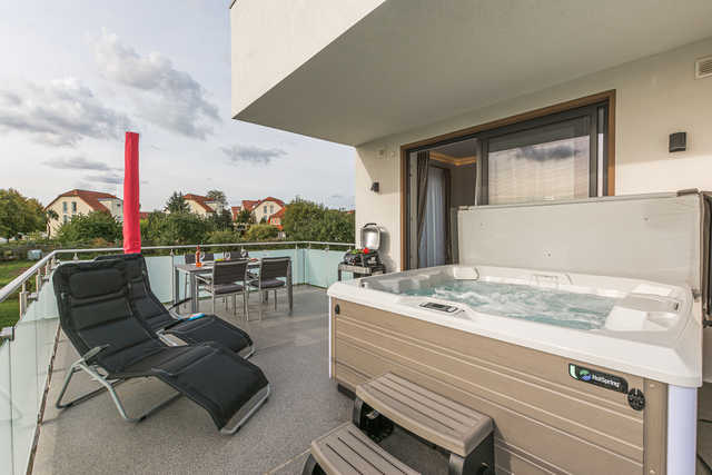 Luxus-SPA-OG-Fewo DREAMTIME (WE 3) Balkon mit Außenwhirlpool