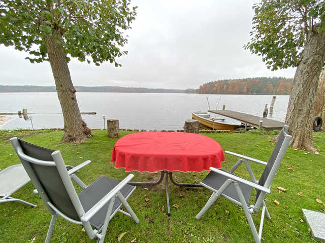 Möblierte Sitzecke am See