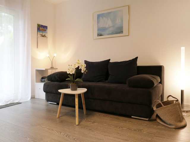 Urlauberdorf 48b- Wohnbereich mit gemütlichem Sofa