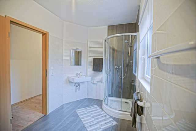 das moderne Badezimmer mit WC, Dusche und Wasc...
