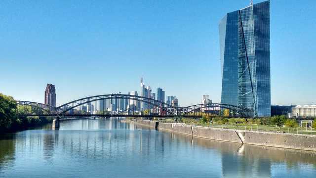 Skyline von Frankfurt am Main mit der EZB - Eur...