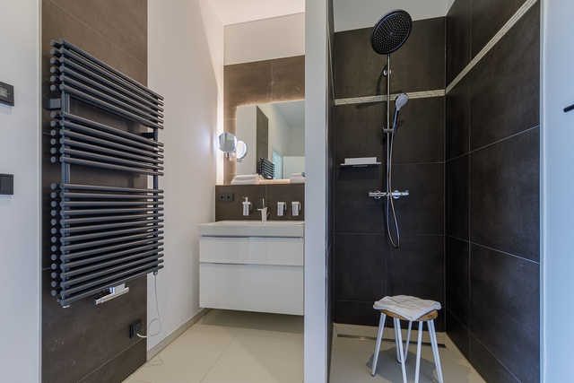 Modernes Bad mit Rain-Shower Dusche