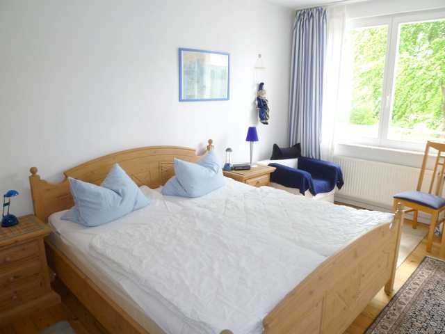 Großes Schlafzimmer mit Echtholzmöbeln aus Pini...