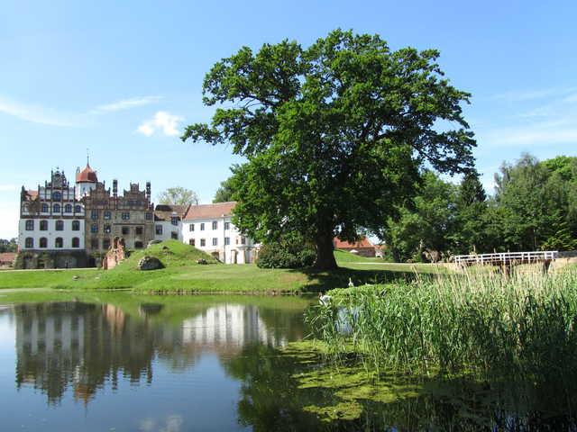 Leneé-Park mit Schloss Basedow