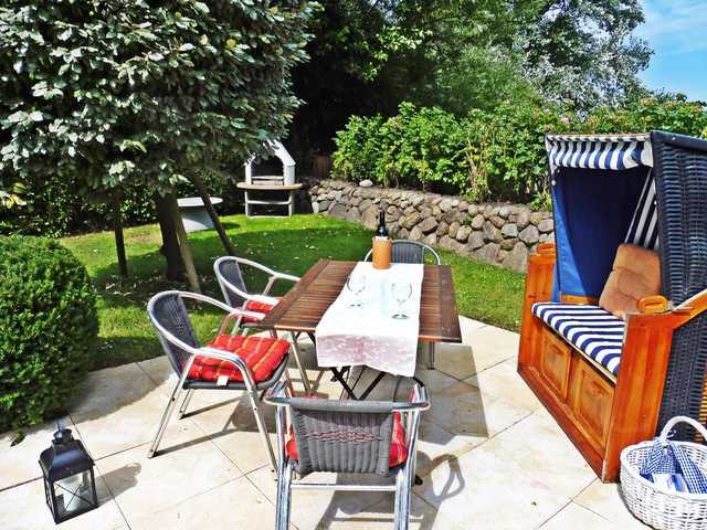 Garten Terrasse mit Grill und Sitzecke