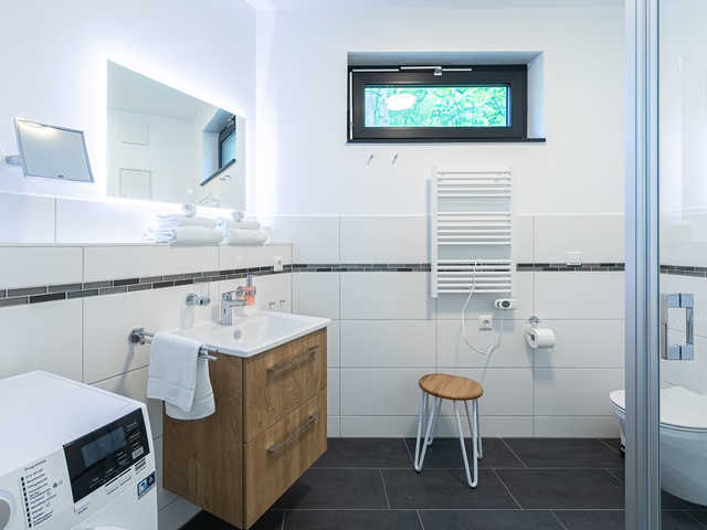 Modernes helles Badezimmer