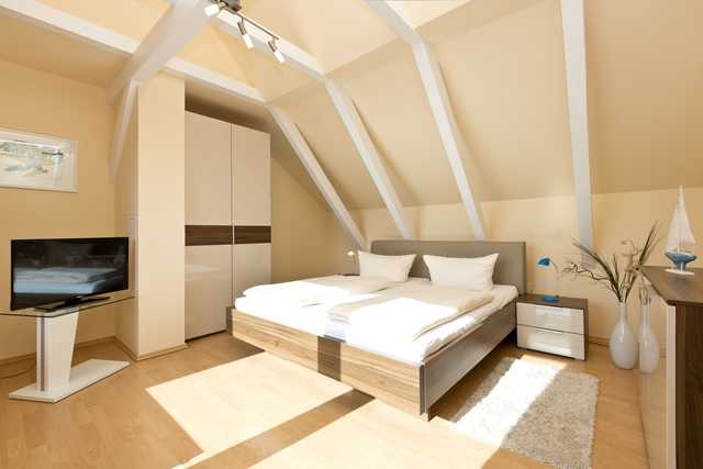 großes helles Schlafzimmer mit Doppelbett im Ob...