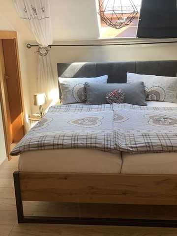 Neues Bett mit 24 cm Matratzen und Topper