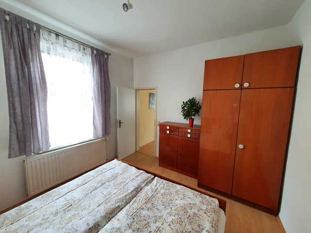 Schlafzimmer mit Doppelbett 1.60 x 1.90 m