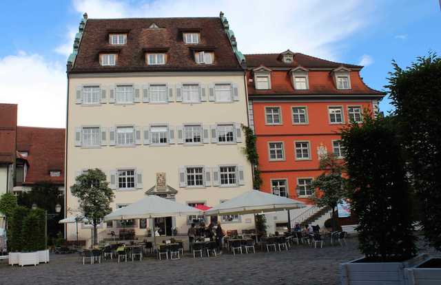 Wohnen am Schlossplatz Das geschichtsträchtige Rodt'sche Palais (links...