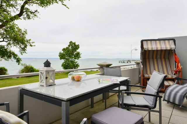 Silbermöwe Terrasse mit Strandkorb und Gartenmöbeln