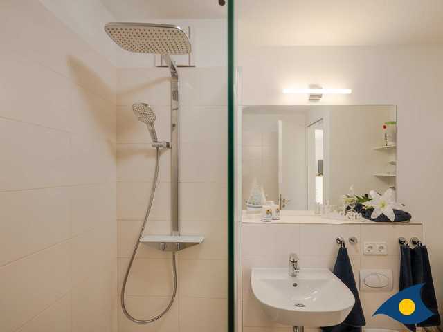 Badezimmer mit Regendusche und WC im Obergeschoss