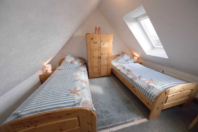 separates Schlafzimmer mit zwei Einzelbetten in...