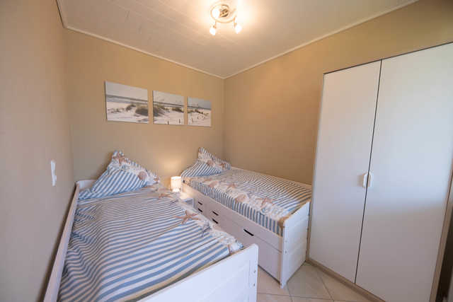 Schlafbereich mit zwei Einzelbetten