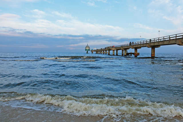Der Strand und die Seebrücke mit der Tauchgondel