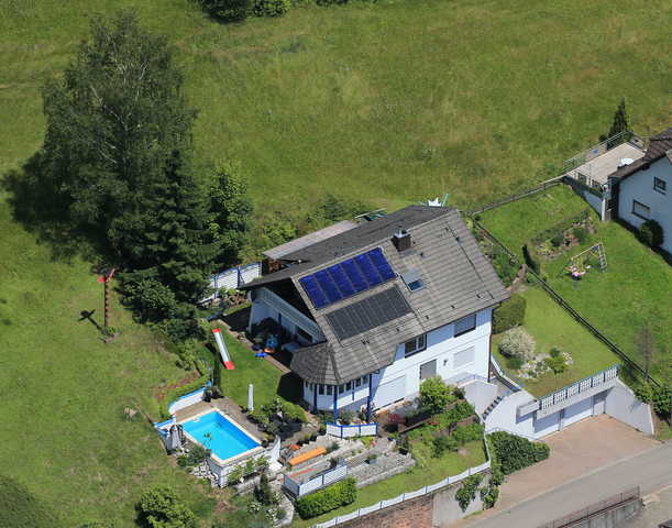 **** Panoramaferienwohnung Monika mit Pool Unser Haus (Luftbild)