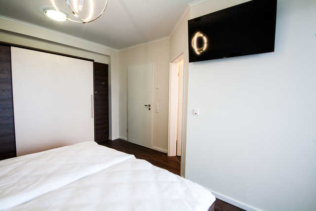 Schlafzimmer 1 mit Doppelbett, Zugang zum Dusch...