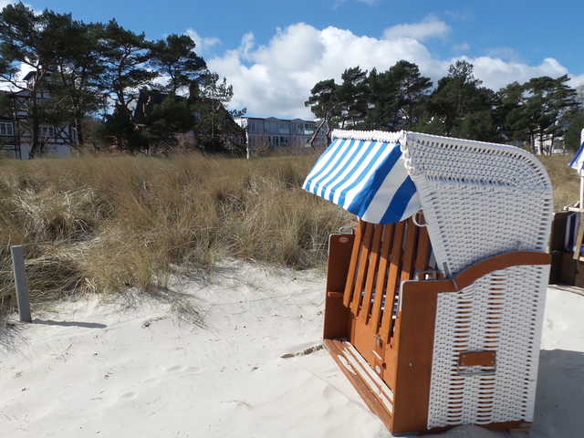Für die Wohnung steht im Sommer ein Strandkorb ...