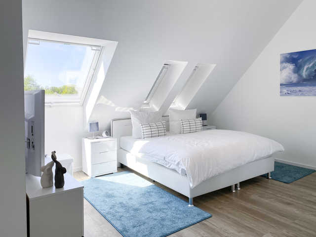 Schlafzimmer mit Doppelbett im Dachgescho?