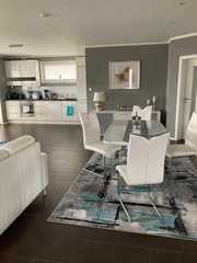 Exklusives Ferienhaus Lady Lounge mit WLAN und Kamin Offene Wohnküche mit Esstisch und Kamin sowie K...