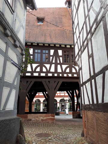 Blick von der Fewo dirkt auf das Rathaus von 1484