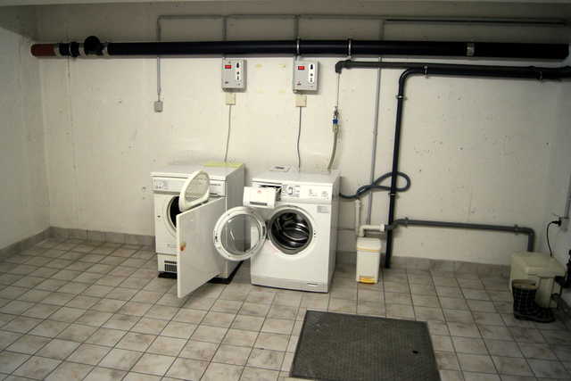 Waschkeller mit Waschmaschine und Trockner (jew...