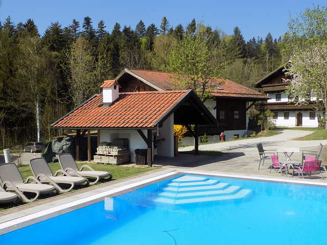 Ferienwohnung Hauzenberg Blick FeWo306 Pool mit Liegen und Grillplatz