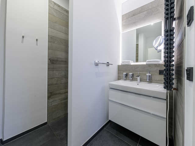 Modernes Badezimmer