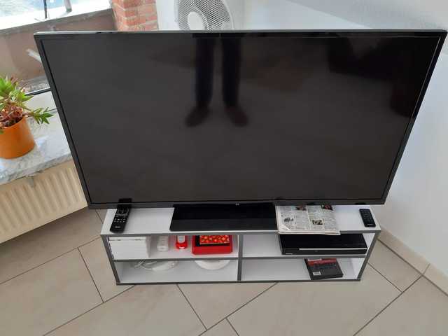 großer Flat-TV