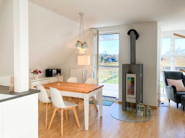 Wohnbereich mit Küche und Esstisch und Stühle u...