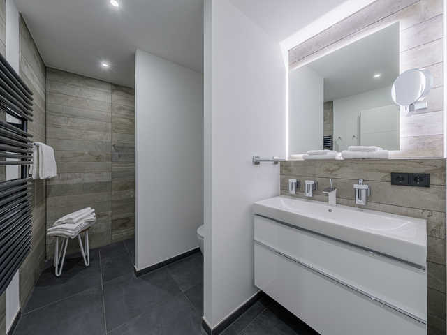 Modernes Badezimmer mit Dusche und WC