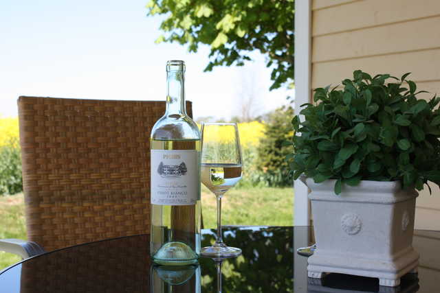 Ein Glas Wein auf der Terrasse