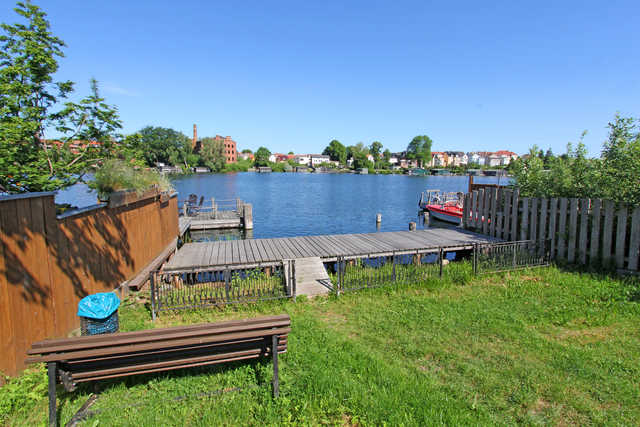 Sitzbank und Steg am Malchower See