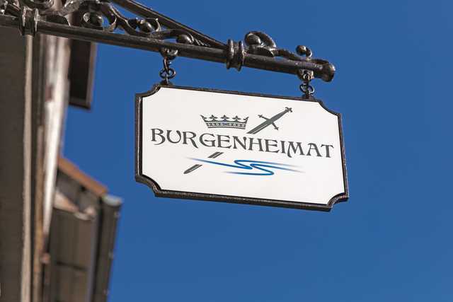 Burgenheimat - Apartments & Boardinghouse Schild Burgenheimat