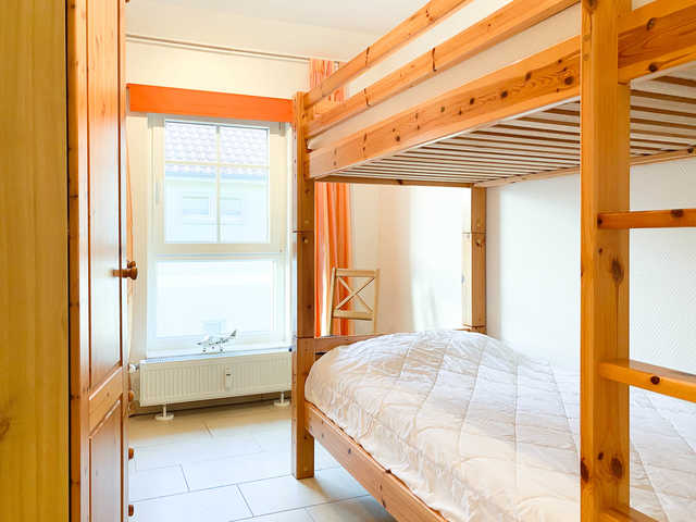 Schlafzimmer mit Etagenbett und Kleiderschrank