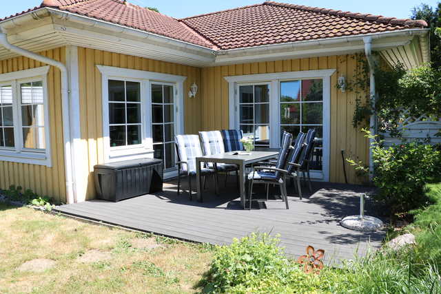 Schwedenhaus mit Terrasse und angrenzendem Garten