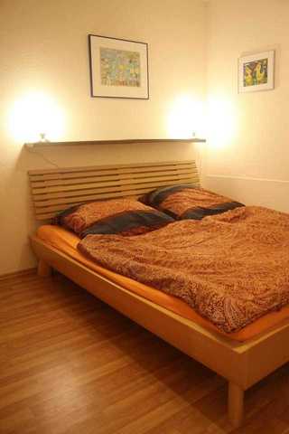Großzügiges Schlafzimmer mit Doppelbett
