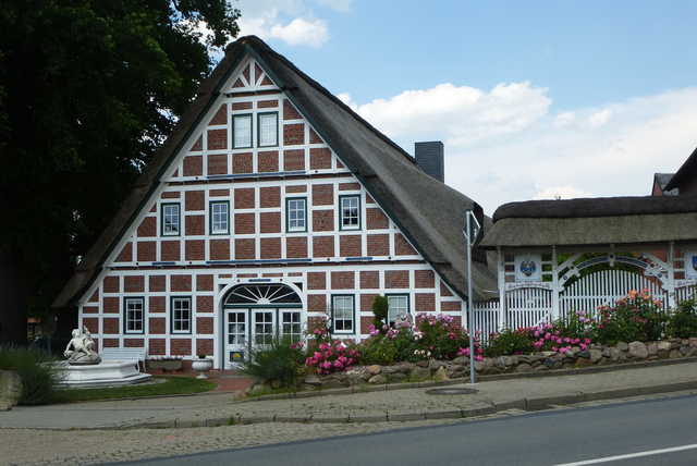 Schönstes Fachwerkhaus mit Prunkpforte in Heden...