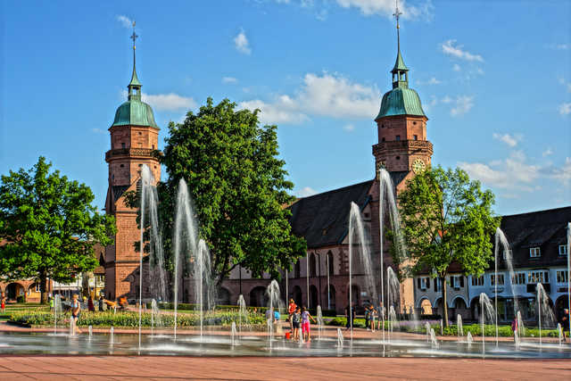 Fewo Schwarzwaldfreude Wasserspiele und Stadtkirche am Marktplatz Freu...