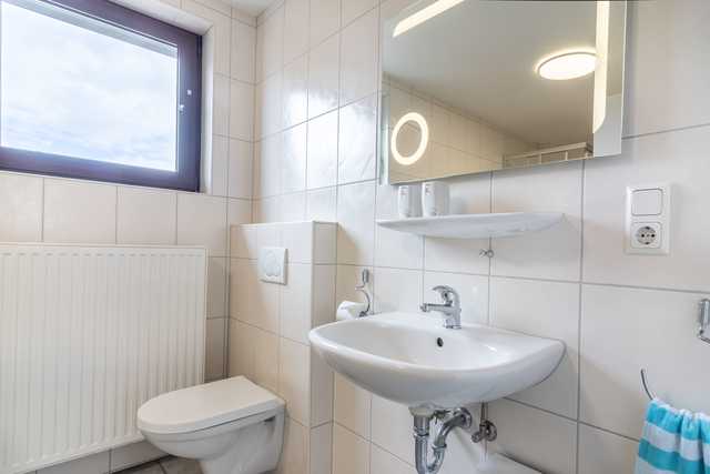Badezimmer im Erdgeschoss mit Dusche, Badewann,...