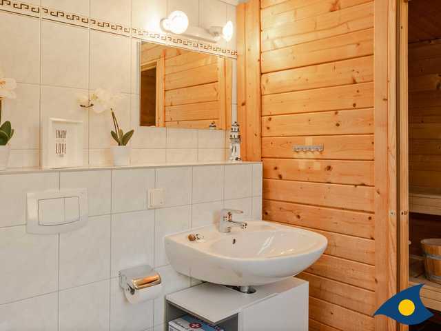 Badezimmer mit Sauna und Dusche