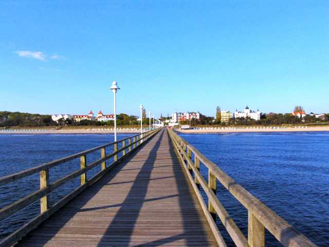 Seebrücke mit Blick zum Strand