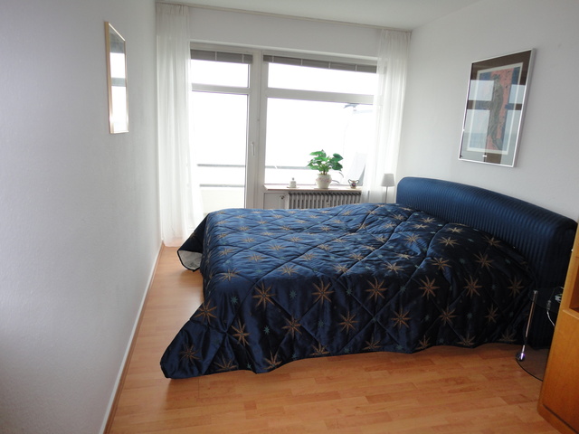 Schlafzimmer Wohnung 305 mit Balkon und Seeblick