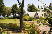 Ein Haus am See - Finnhütten am Schweriner See Blick in Garten und auf Finnhütten