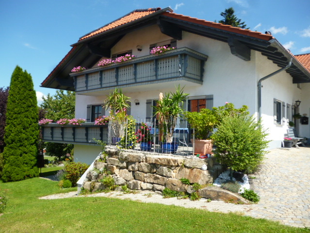 Haus Renate in Waldkirchen Blick auf Haus mit Balkon der Maisonettwohnung Og.