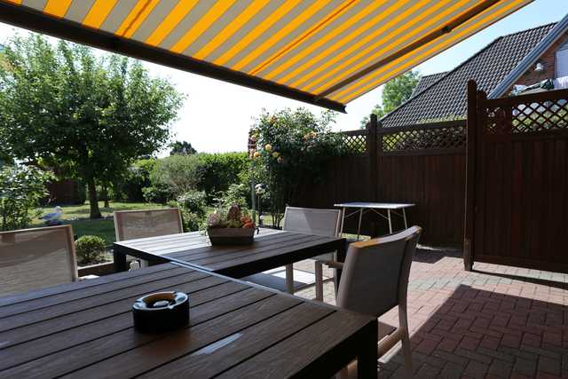 Überdachte Terrasse mit Gartenmöbel
