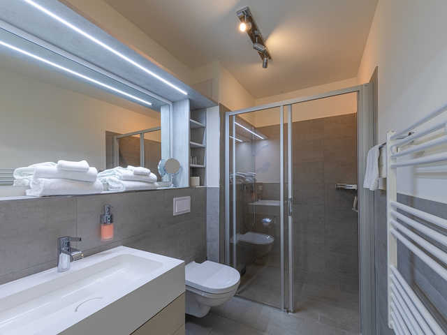 Modernes Badezimmer in der Ferienwohnung Quarti...