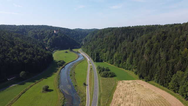 Das Rabenecker Tal von oben mit dem neuen Radweg.